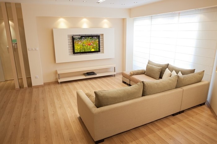 Особенности дизайна гостиной с телевизором на стене