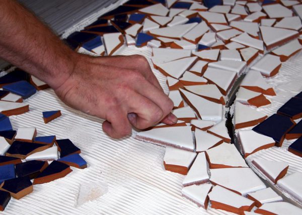 Как сделать мозаику из битой плитки — пошаговая инструкция