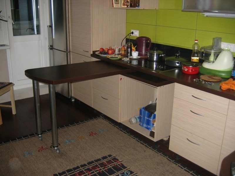 Обеденная зона в маленькой кухне: 3 схемы расположения