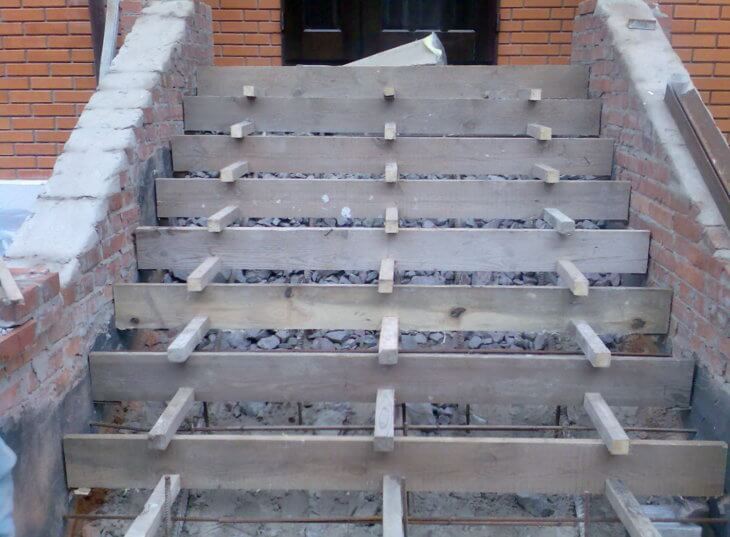 Лестница для крыльца из бетона: как правильно изготовить опалубку и залить бетон?
