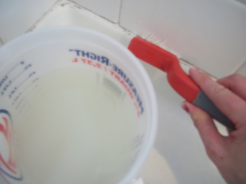 Как убрать плесень в ванной на герметике?