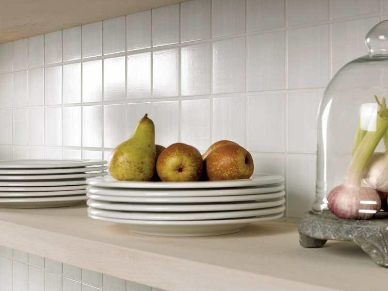 Белая плитка для кухни: с какой лучше смотрится, под кирпич, фото фартука, черно белый цвет, глянцевая керамическая, напольная, кафельная, видео
