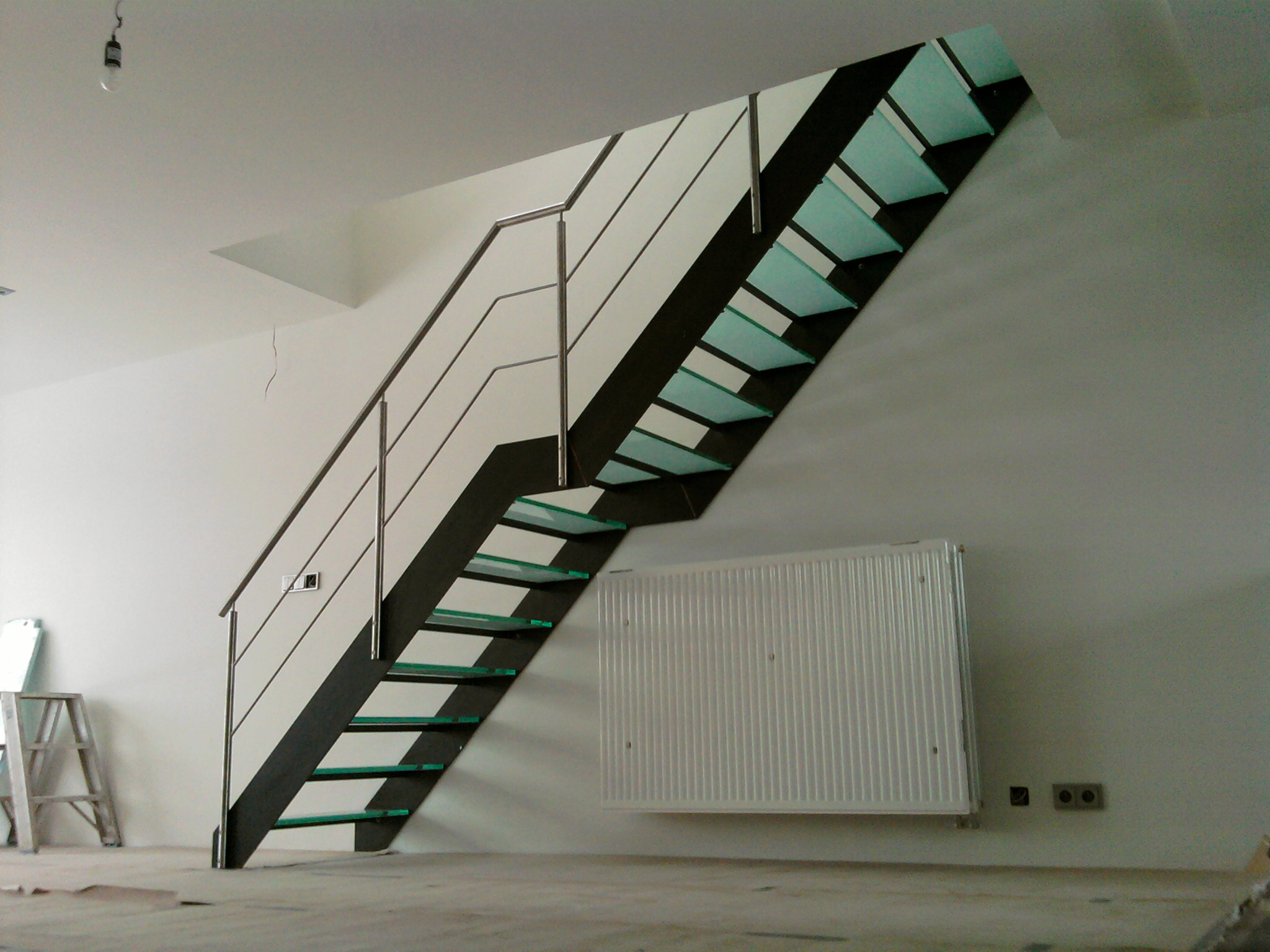 Лестница 60 градусов. Металлическая лестница. Лестница на металлической тетиве. Лестница на прямой металлической тетиве. Лестница на тетивах с стеклянным.