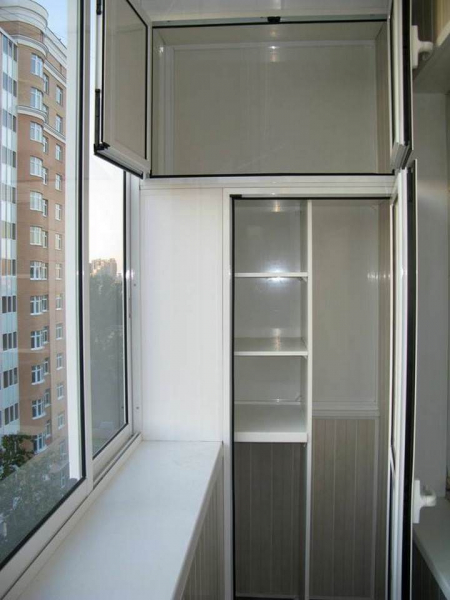 			Встроенные шкафы на балкон: эргономика и функционал		