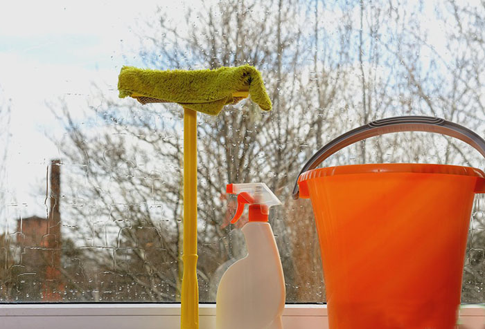 Как помыть окна без разводов в домашних условиях народными и средствами и бытовой химией?