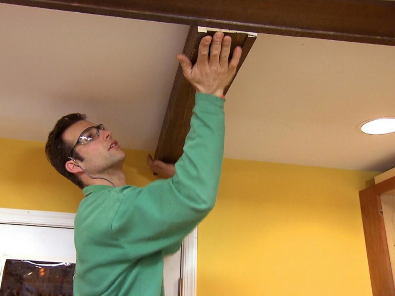 Как самостоятельно сделать потолок с балками