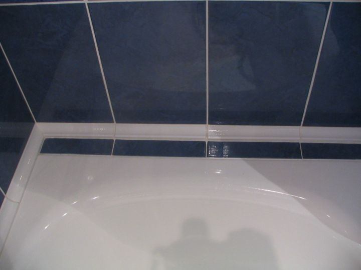 Щель между ванной и стеной: самые простые и эффективные способы заделки зазора