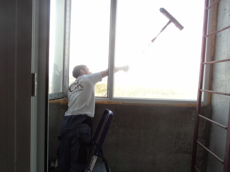 			Как помыть окна на балконе снаружи: лучшие способы		