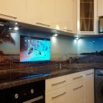 Идеи размещения телевизора на кухне