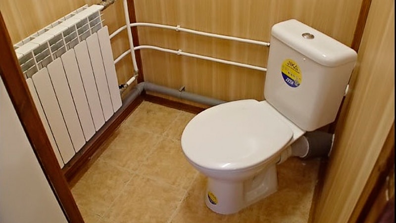 Отделка туалета пластиковыми панелями: фото дизайна интерьера