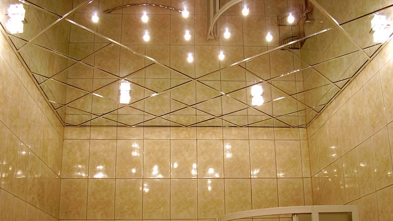 Зеркальный потолок в ванной: фото примеры
