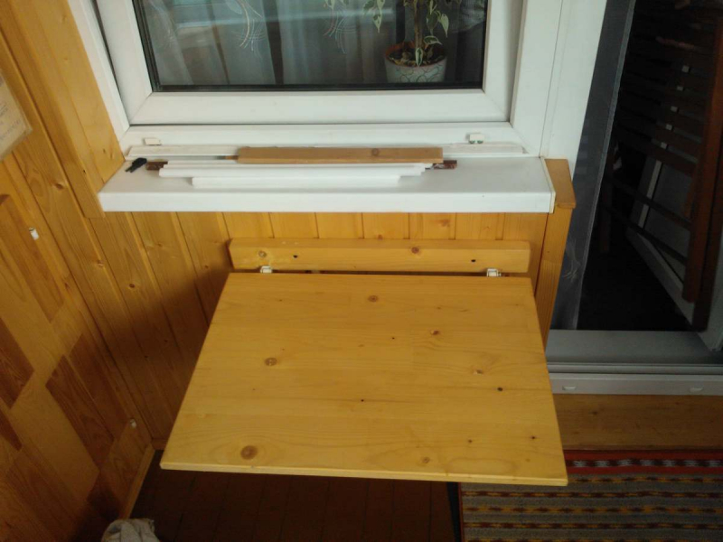 			Откидной столик на балкон: эргономика в помещении		