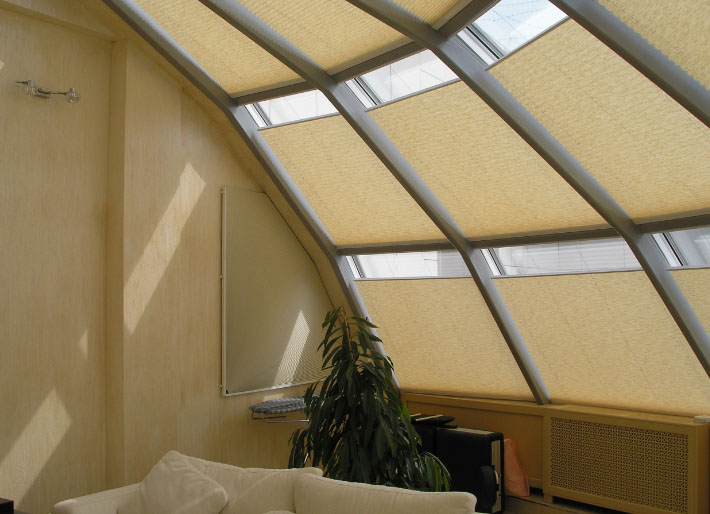 Как выбрать солнцезащитные шторы на окна квартиры
