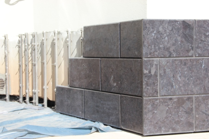 Гранитные плиты: виды и свойства материала для отделки стен и полов