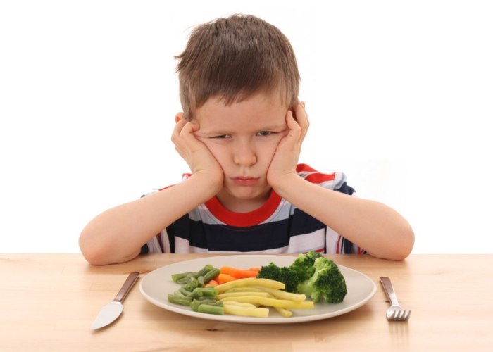 Что делать, если ребенок съел обойный клей
