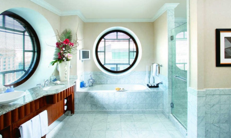 Дизайн ванной комнаты с окном – самые лучшие решения