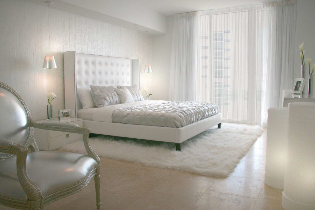 Белый ковер в интерьере спальни классического стиля