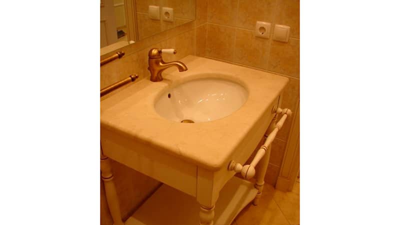Розетка в ванной комнате: особенности выбора и монтажа