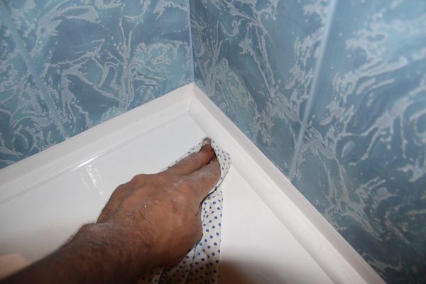 Как установить на ванну пластиковый уголок своими руками?