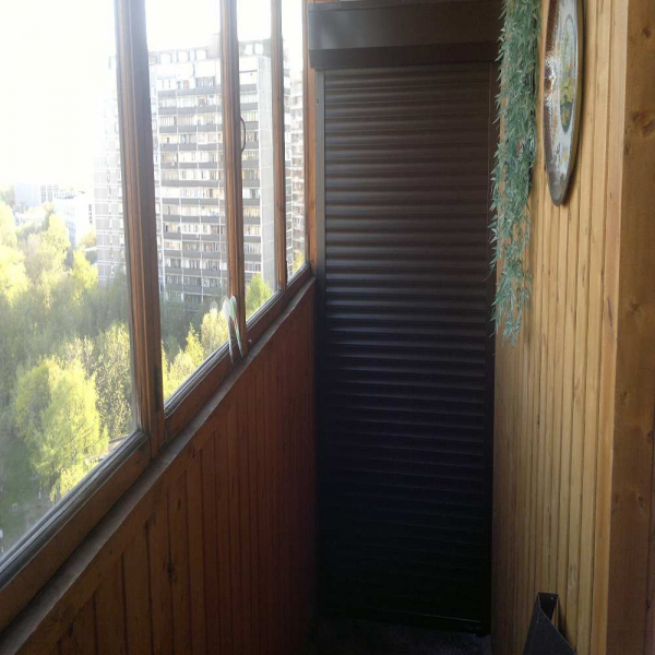 			Эргономичный шкаф на балкон с роль ставнями: удобство и компактность		