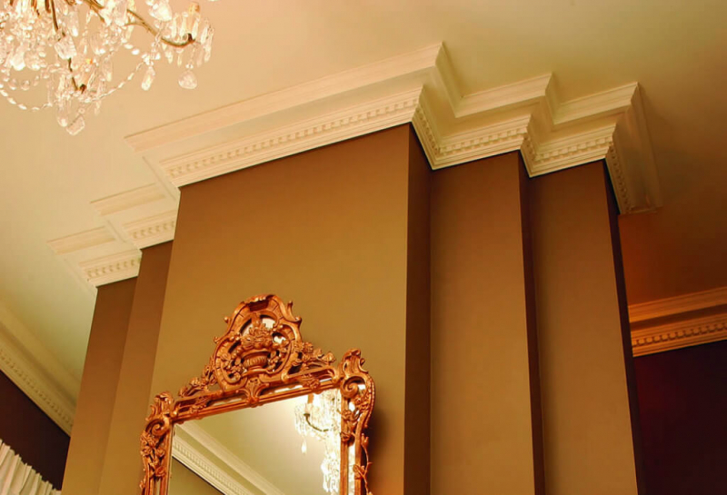 5 способов идеально покрасить потолочный плинтус