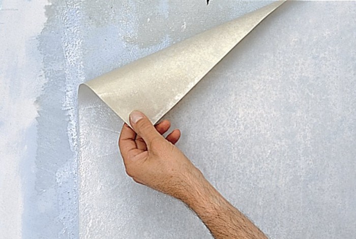 Как быстро ободрать старые бумажные обои со стен