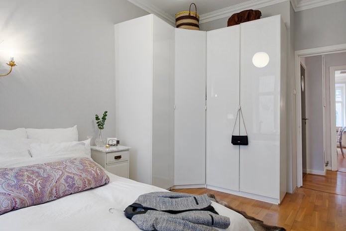 Угловой шкаф в спальне: виды, наполнение, размеры, дизайн