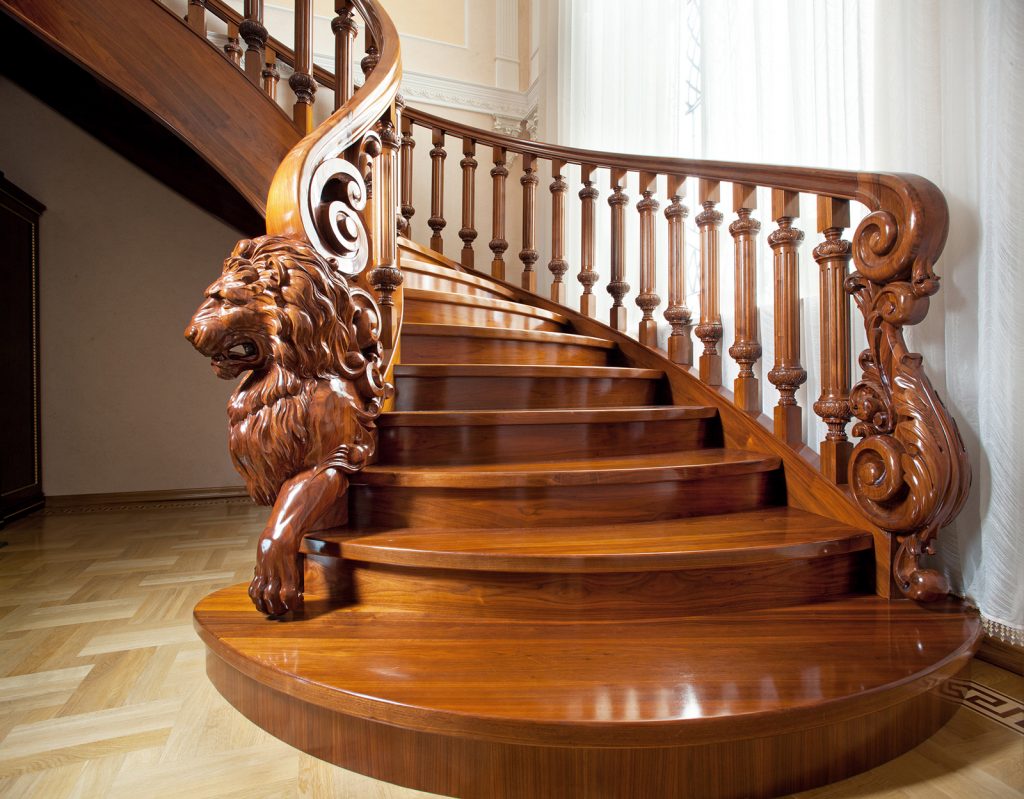 Деревянная лестница на второй этаж со скульптурной резьбой