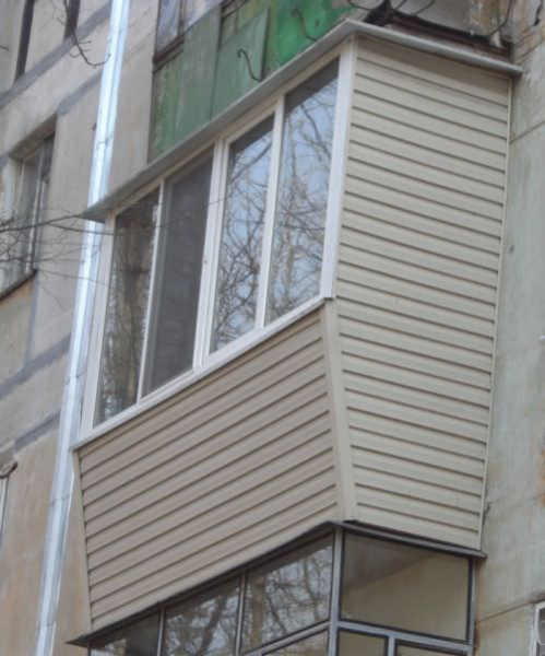 			Как обшить балкон снаружи своими руками: технология и материалы		