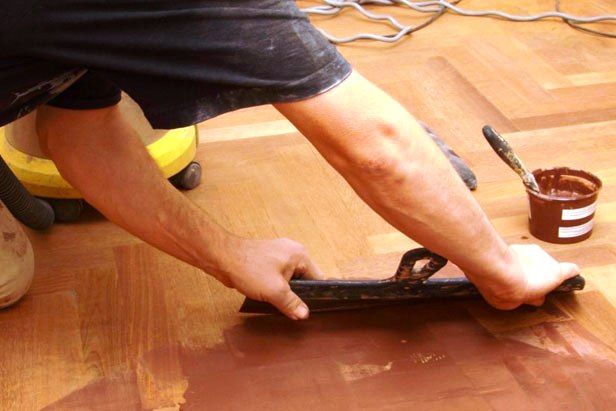 Как заделать щели в деревянном полу - действенные способы устранения трещин и дефектов