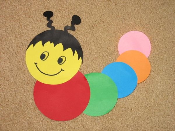 Аппликация из кругов и полукругов: гусеница и цветы для детей