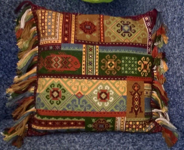 Вышивка крестом подушки: наборы своими руками, узоры Вервако и Риолис, орнамент для наволочки диванной, размер