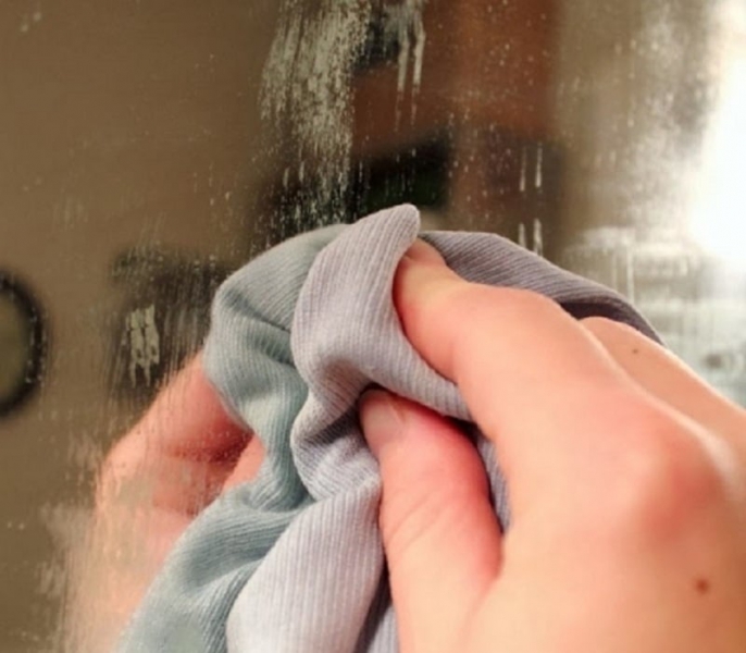 Чем помыть зеркало без разводов: как защитить от влаги и очистить от известкового налета