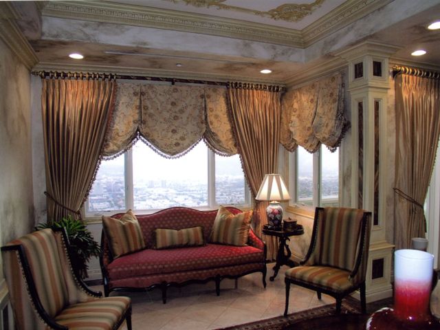 Дизайн штор для гостиной (зала) с балконом: классические, зеленые