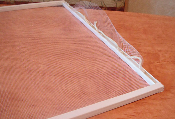 Москитная сетка на окно своими руками: каркасная и бескаркасная конструкция