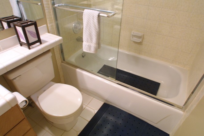 Поручни для инвалидов в ванной комнате и туалете