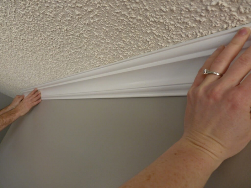Чем закрыть стык между натяжным потолком и стеной: пластиковым плинтусом или декоративным багетом?