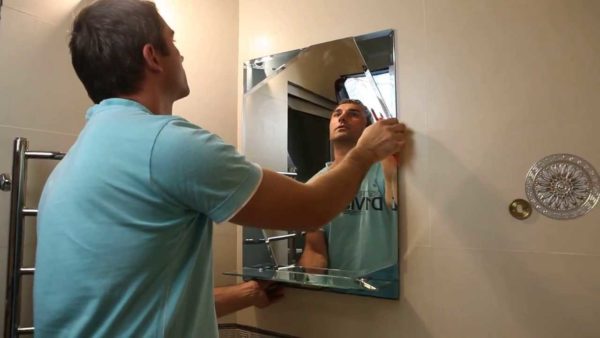 Как повесить зеркало на стену, шкаф