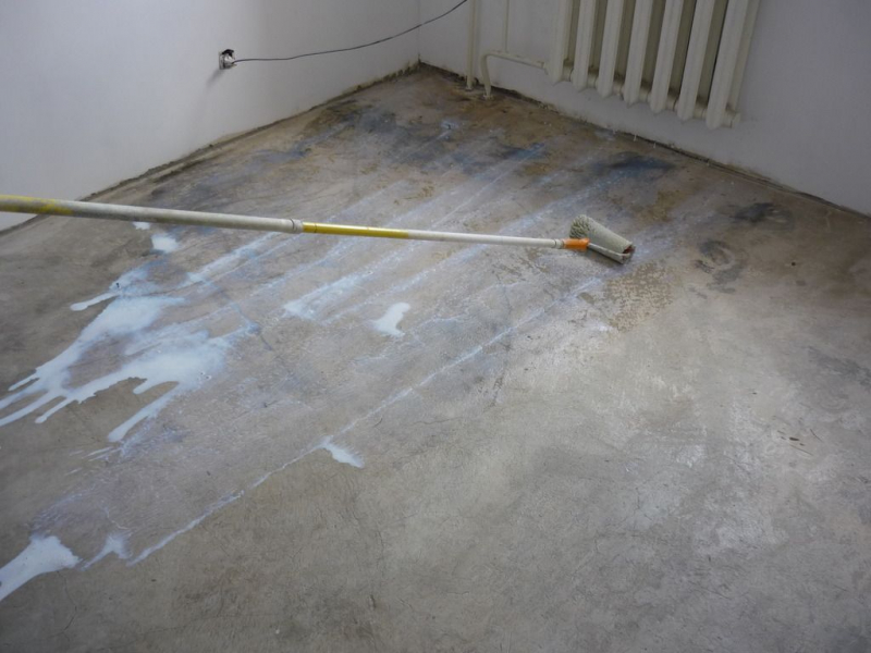 Клей для фанеры на стяжку: чем приклеить на бетонный пол