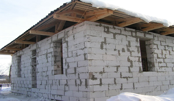 				Внутреннее и наружное утепление стен из газобетона — инструкция