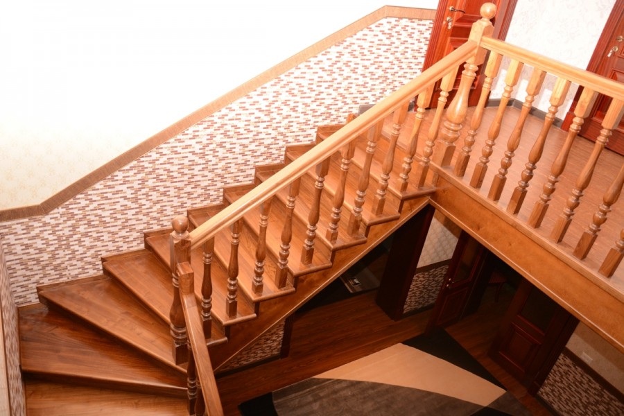 Маршевая деревянная лестница в частном доме