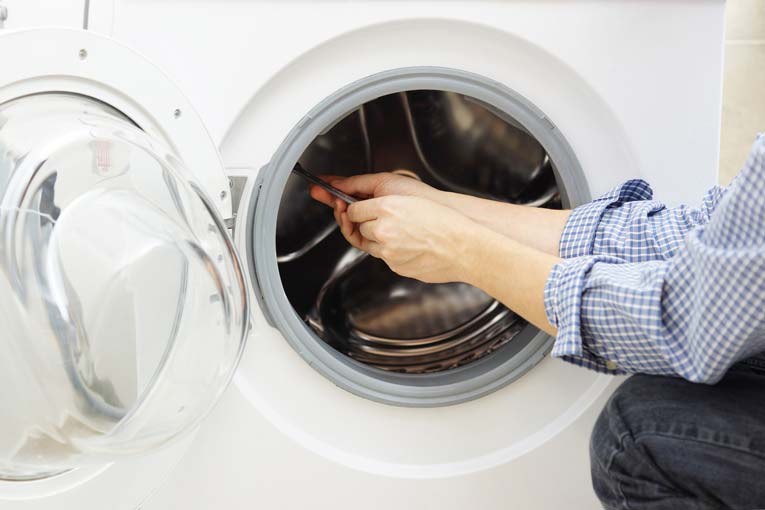 Почему барабан стиральной машины болтается и что делать?