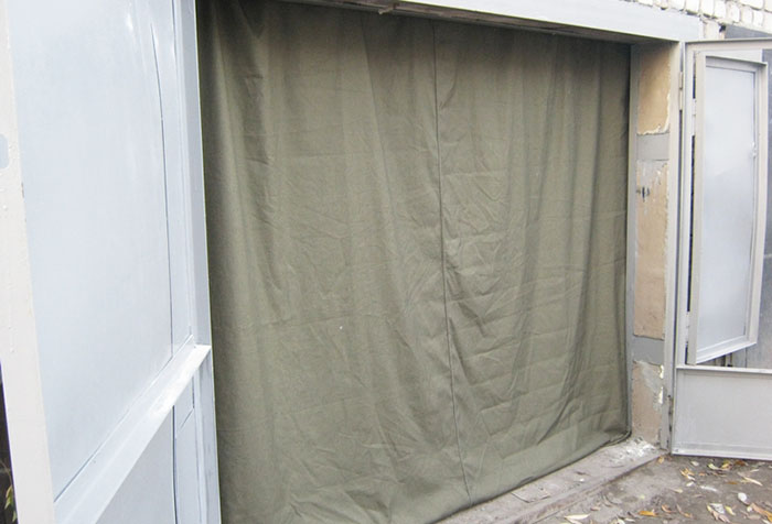 Брезентовые шторы в гараж: преимущества и недостатки конструкций