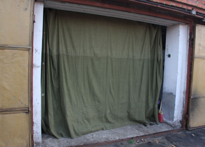 Как правильно выбрать и изготовить брезентовые шторы в гараж