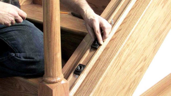 Как установить балясины и столбы на лестницу