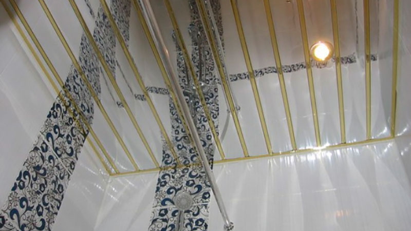 Зеркальный потолок в ванной: фото примеры