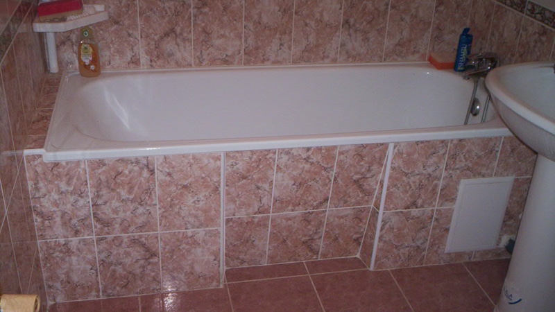 Ремонт ванной комнаты под ванной: нужно ли класть плитку