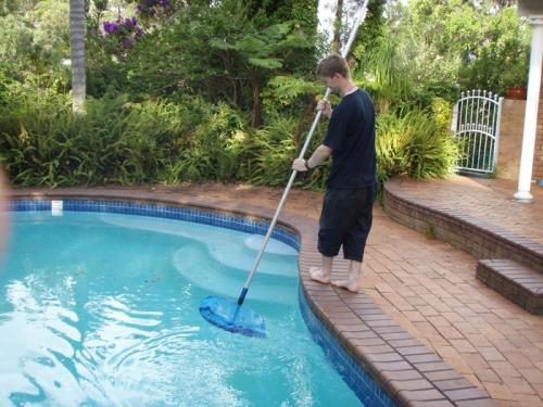 Как очистить бассейн или водоем от цветущей воды или механических загрязнений