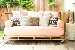 Как собрать диван из поддонов своими руками?