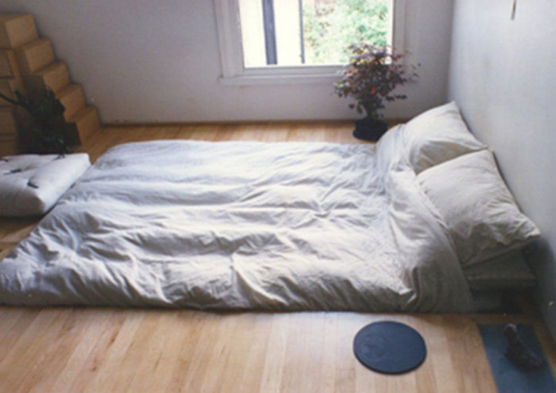 Полезно ли спать на полу: мнения и советы экспертов